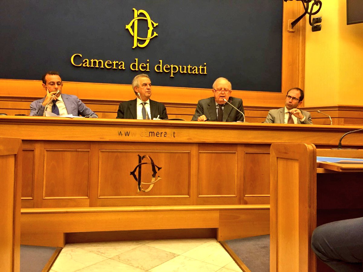 insiemesicambia's tweet photo. #Lippolis: Bisogna chiedersi se il #Referendum fa fare passi avanti sul piano della modernità al Paese. Per noi Si! #insiemeSìcambia https://t.co/RWUSI1Soun