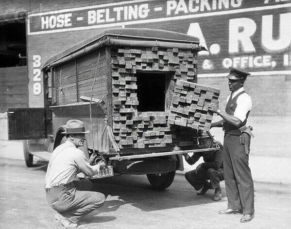 YourDailyRewind's tweet photo. Inspecting a lumber truck during #Prohibition 

#oldschool #retro #vintage #throwback https://t.co/hmYI7cWcRj