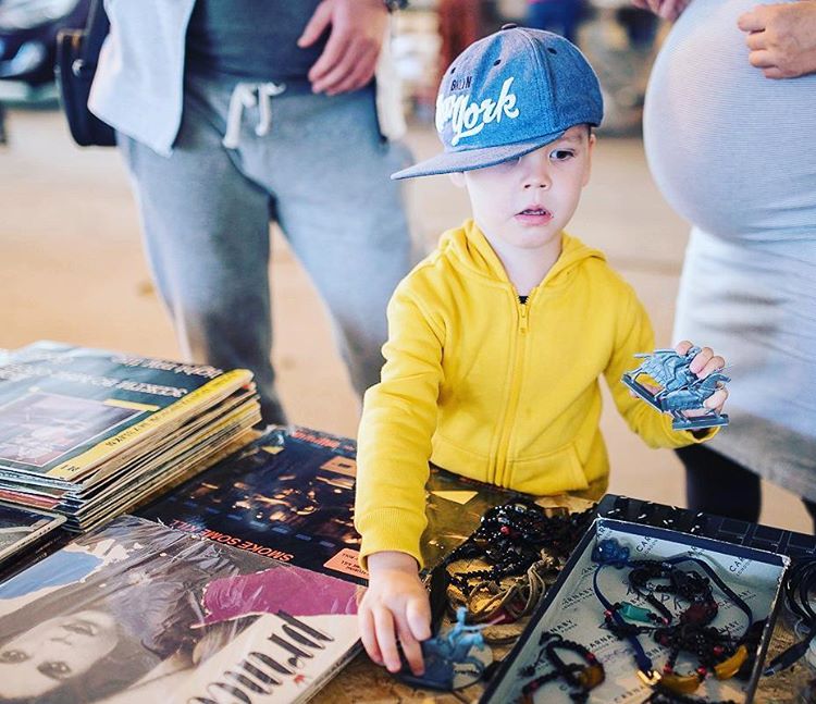 Young customer ^^ #Ufa #city #Russia #pregnant #lady #children #kids #boy #playing #toys #soldiers #tbt #vinyl #sale