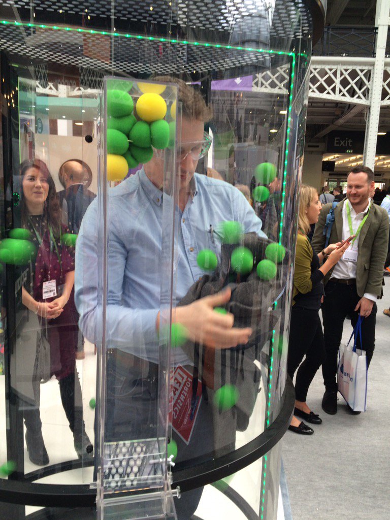 SatisphactionIO's tweet photo. Using the jacket technique #dotCyclone #TFM16 #ECE16 ecommerceexpo tfm_event https://t.co/I9akkW38Ox