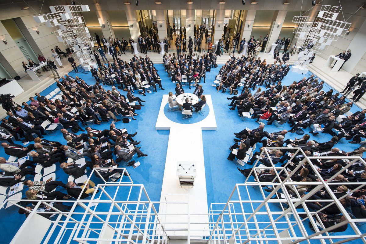 TriadBerlin's tweet photo. #Foto der #Rauminstallation bei der #Diad2016-Konferenz der @AHG_Berlin https://t.co/Tc70r5RkwO