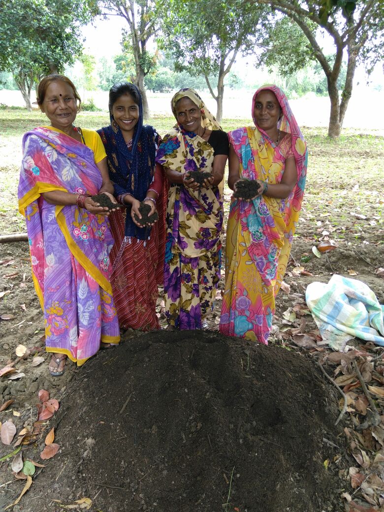 RGMVP's tweet photo. Joyful women of#SHGs display very previous scientific product prepared by them #18DaysCompost #BerkeleyMethod @RGMVP @THF_INDIA #agriculture https://t.co/FAez5AZzD6
