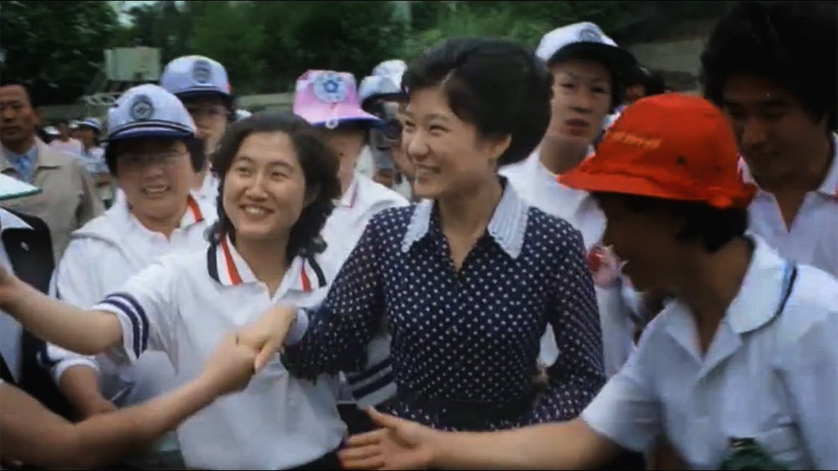 ‘40년 우정’ 박근혜-최순실, 20대 시절 함께있는 영상 공개돼 hani.co.kr/arti/society/s… <a href="/bluehousekorea/">대한민국 청와대</a> <뉴스타파> 79년 새마음제전서 함께 있는 모습 보도, “두 사람이 40년 동안 친밀한 관계였음을 보여줘”