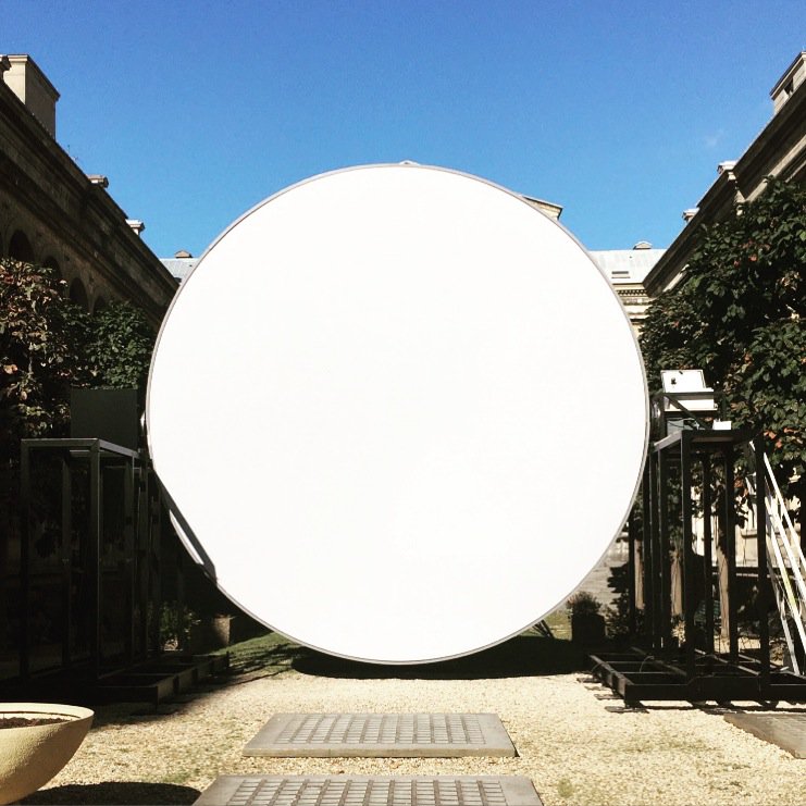 NBParis's tweet photo. #ChristianRizzo s'installe actuellement dans la cour de l'Hôtel-Dieu #NuitBlanche 👉 https://t.co/W0MzBeBAZj @HotelDieuParis @Hermes_Paris https://t.co/d97Fzr2myD