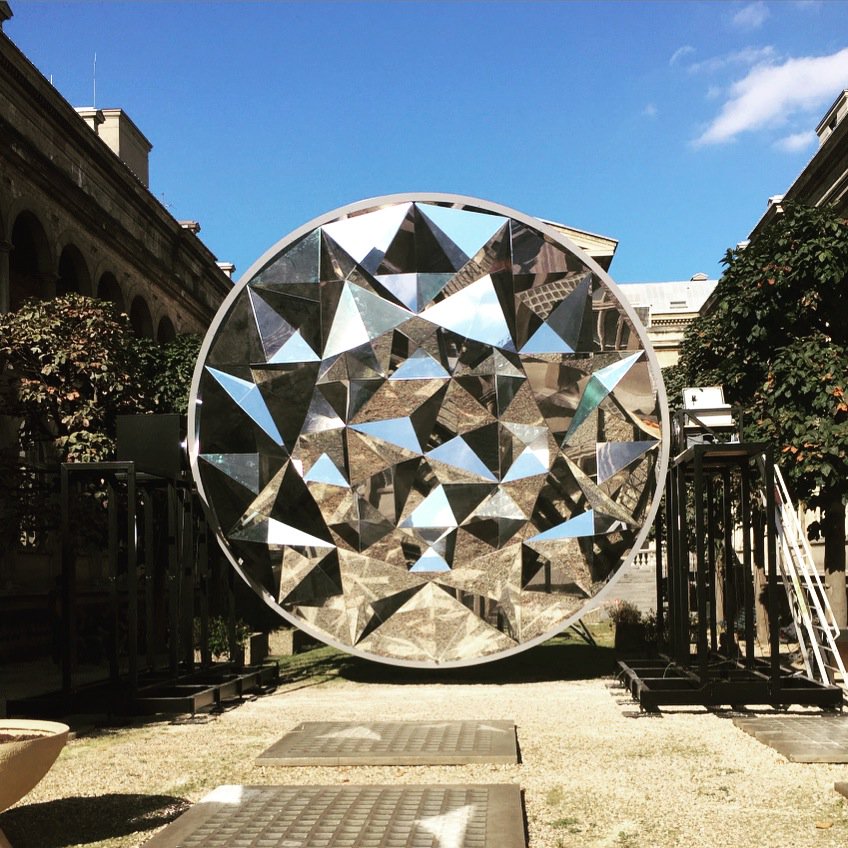 NBParis's tweet photo. #ChristianRizzo s'installe actuellement dans la cour de l'Hôtel-Dieu #NuitBlanche 👉 https://t.co/W0MzBeBAZj @HotelDieuParis @Hermes_Paris https://t.co/d97Fzr2myD