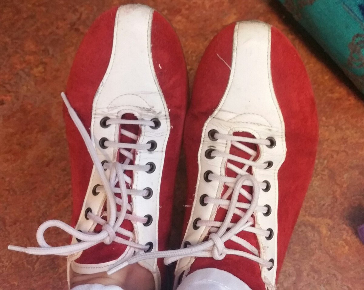 JMSJosee's tweet photo. #Dressredday @Hartstichting Vandaag: om aandacht te vragen voor hart- en vaatziekten bij vrouwen! Rode schoenen en rood truitje! https://t.co/dqlciIPRIO