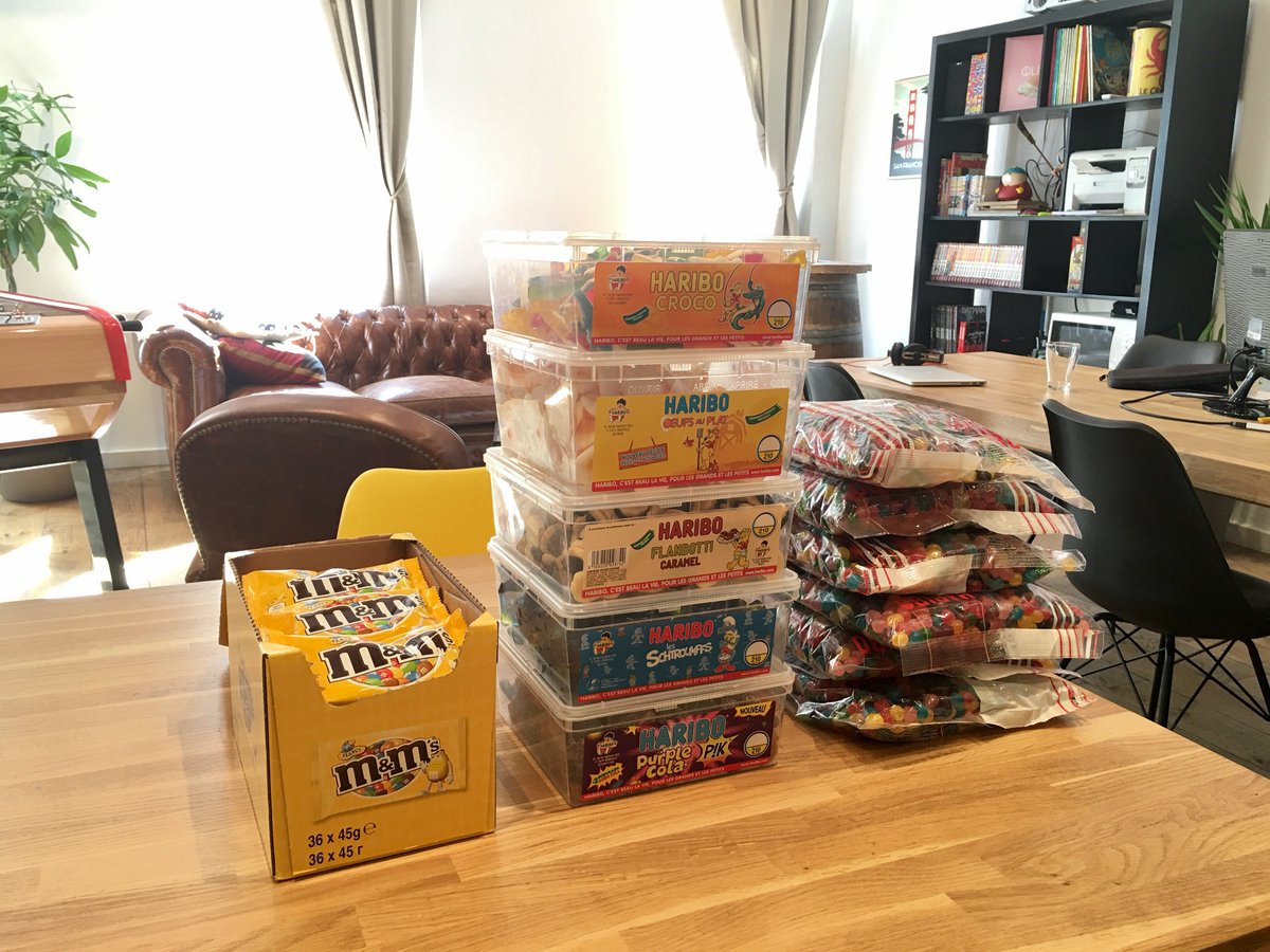 LeLoftCo's tweet photo. Au Loft, on prend soin de nos #coworkers. Reçus ce matin tout beaux et emballés 😋 🍬 🍭 #LoftFamily #Coworking https://t.co/76h9SLgBSD