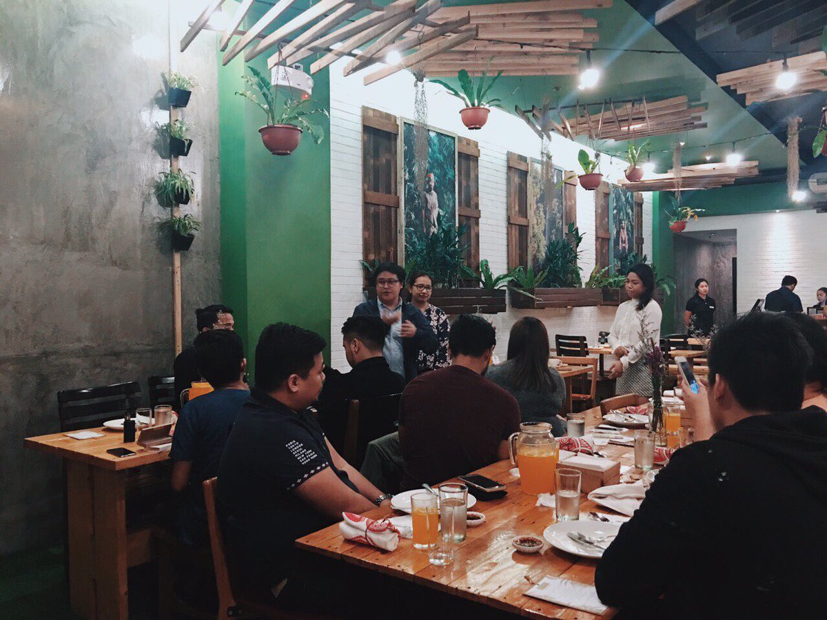 enjoyGLOBE's tweet photo. Time to welcome everyone to tonight's #SEATSxEarthKitchen dinner! 😍 Ready? #seatsogood #EarthKitchenPH https://t.co/QzVitmXkba