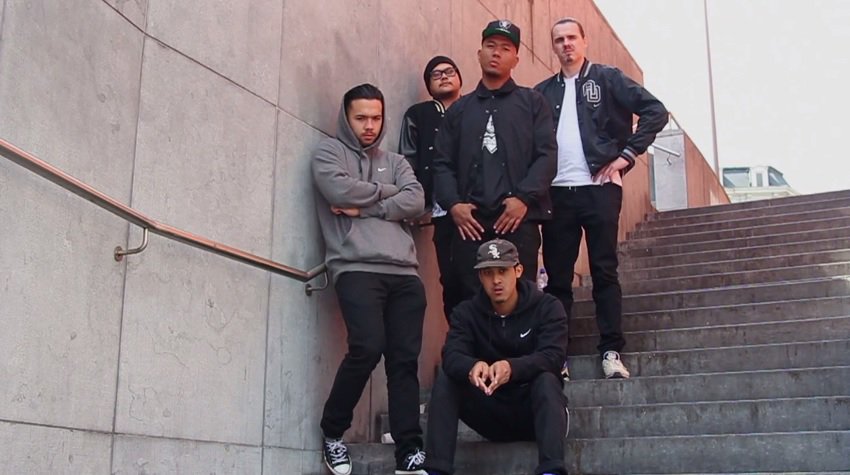 Classic hiphopgroep-poses in de nieuwe video van Red Ribbon Army: hiphopinjesmoel.com/videos/red-rib… <a href="/YOUNGFAPKINGS/">Red Ribbon Army</a>