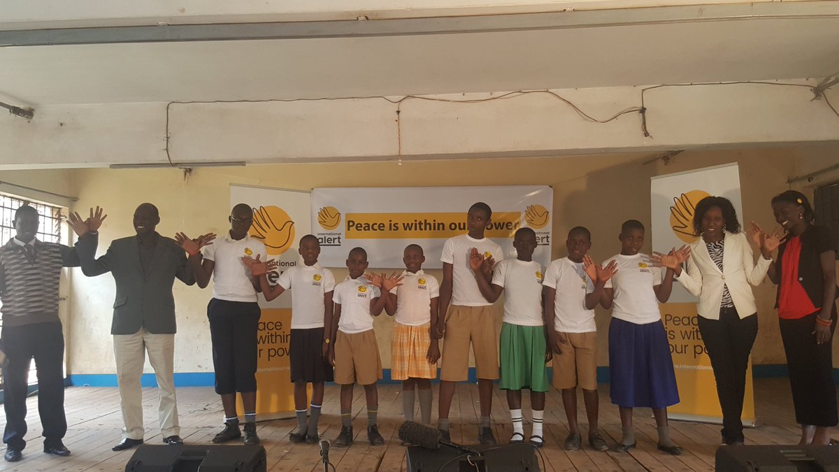 ellyakanga's tweet photo. @TalkPeaceFest @intalert probably the longest #HandofPeace chain ever. Well done https://t.co/CQqzWoZzpa