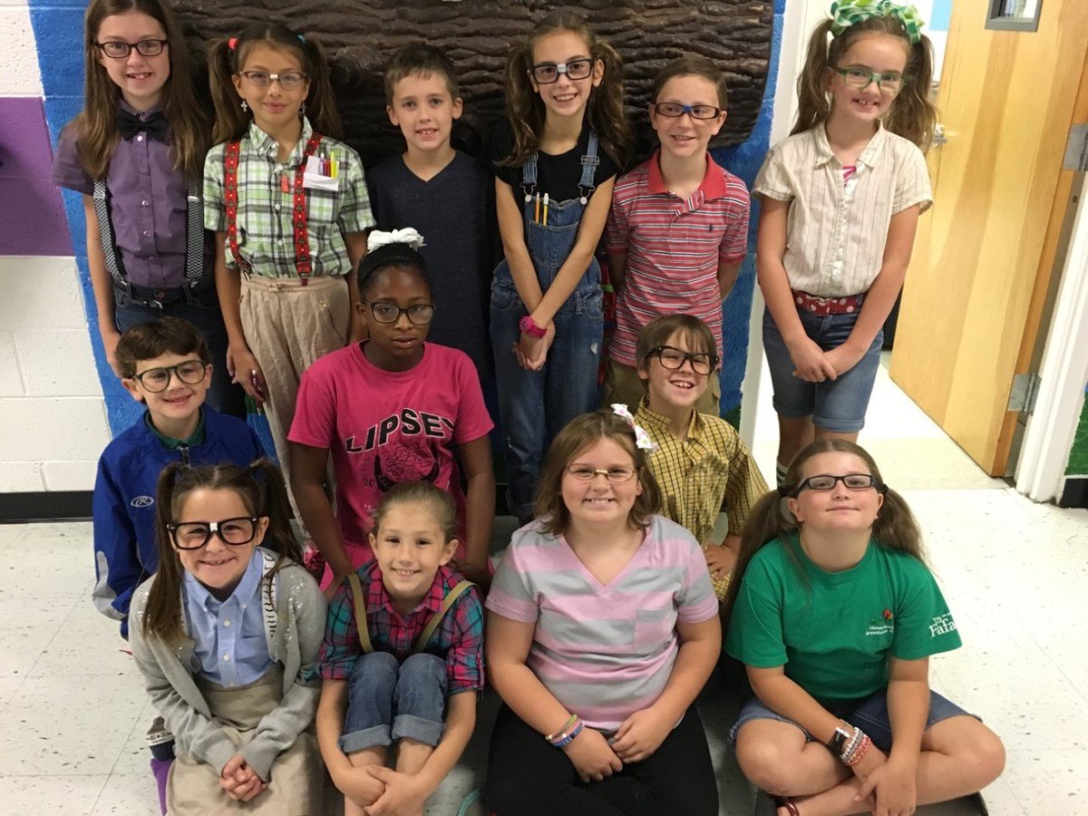 TweetDCS_OGCES's tweet photo. More Spirit Day Fun at Oak Grove! #TeamDCS #TeamOGCE #HernandoHomecoming https://t.co/GSO5gX1jsj