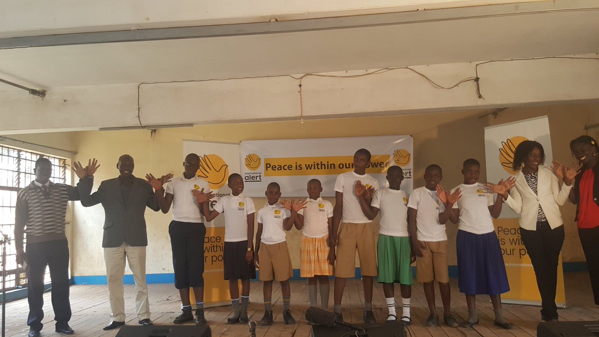 ellyakanga's tweet photo. @TalkPeaceFest @intalert probably the longest #HandofPeace chain ever. Well done https://t.co/CQqzWoZzpa