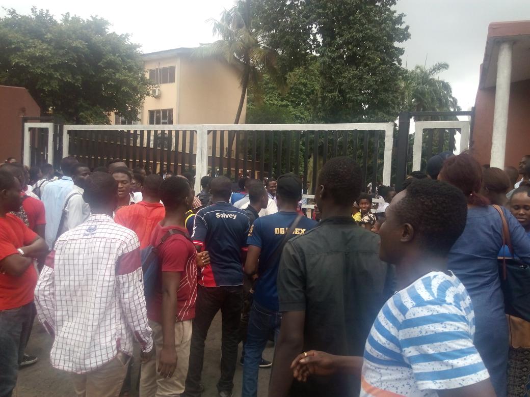 OfficialTunazki's tweet photo. Protest in Unilag. School gate locked. #ProtestInUnilag https://t.co/6t8rxEa2l1