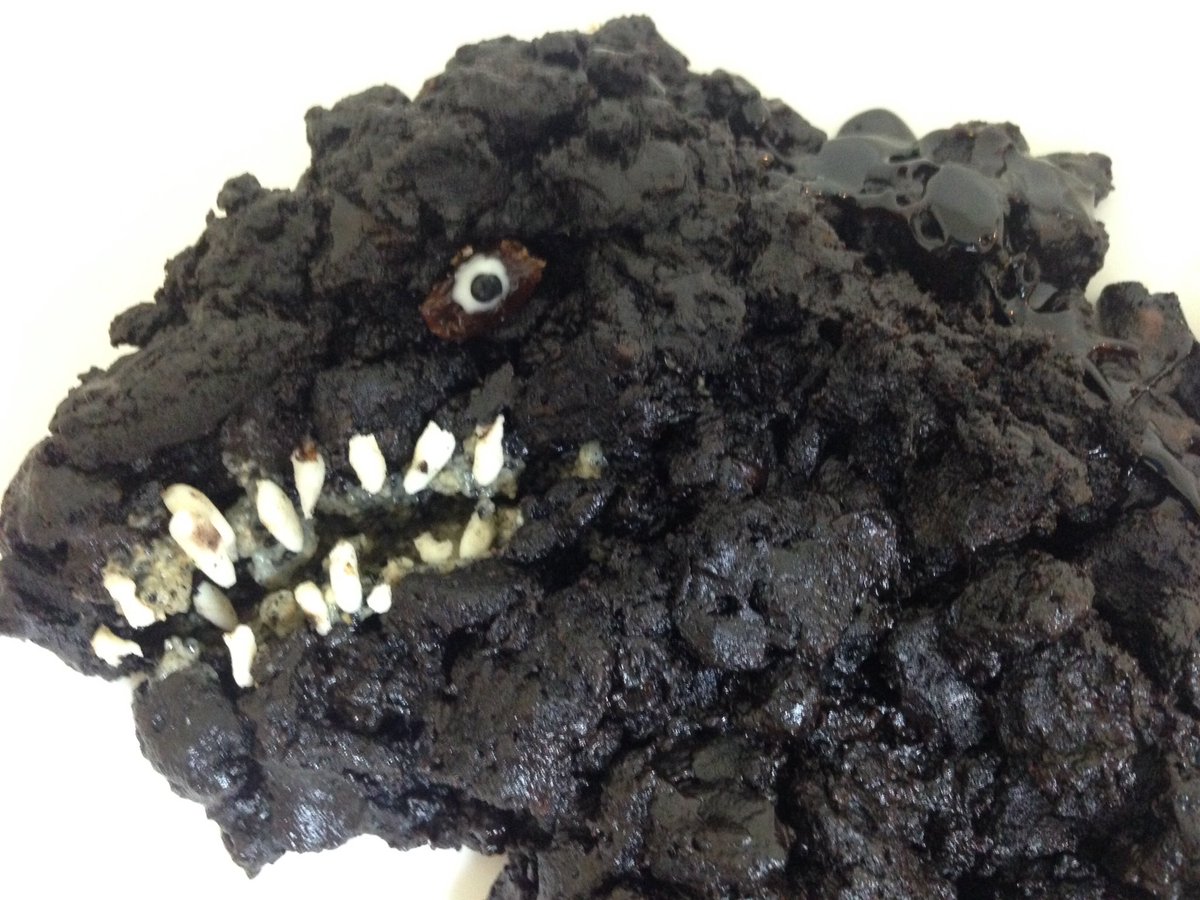atamamiira's tweet photo. OREO（オレオ）シン・ゴジラ色んな角度。歯はオレオの中身と胡麻チョコです。眼はレーズンとデコペンで仕上げました。 https://t.co/1XNuiobD6b