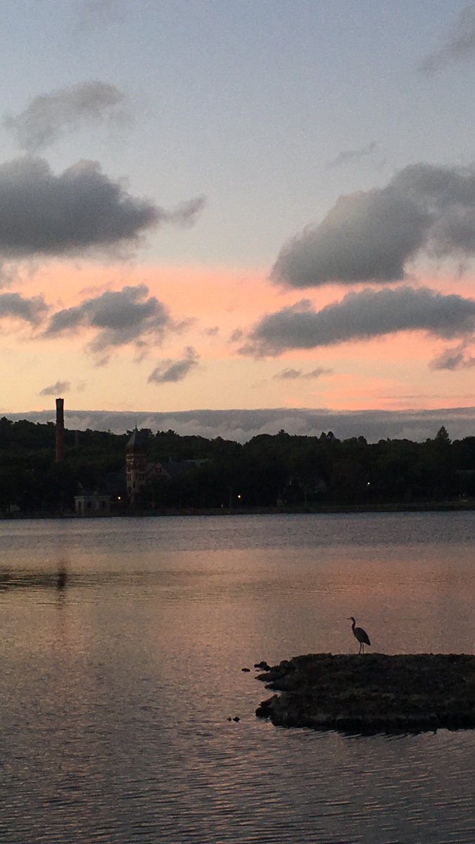 Emjay1028's tweet photo. Amazing final #training #run! Started under #starlight & ended at #sunrise. I got this. #ViewFromMorningRun #RoadToSixPointTwo #EndOfTheRoad https://t.co/ELn33Tjwcr