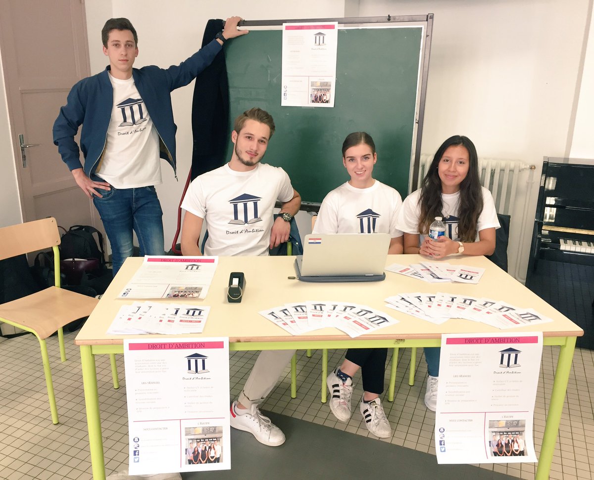 DroitAmbition's tweet photo. L'asso est au lycée François Villon pour rencontrer les élèves! #posecommegregor #cliquezoo #tchatcheurs https://t.co/YpiCcPqt3x