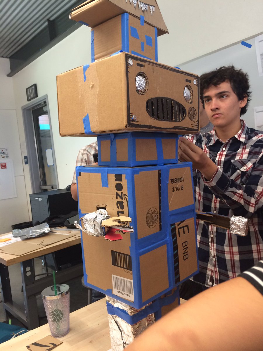 gabiicate's tweet photo. our beautiful robot #collaboration #EngineeringHTHCV https://t.co/rE3SOgJUPU