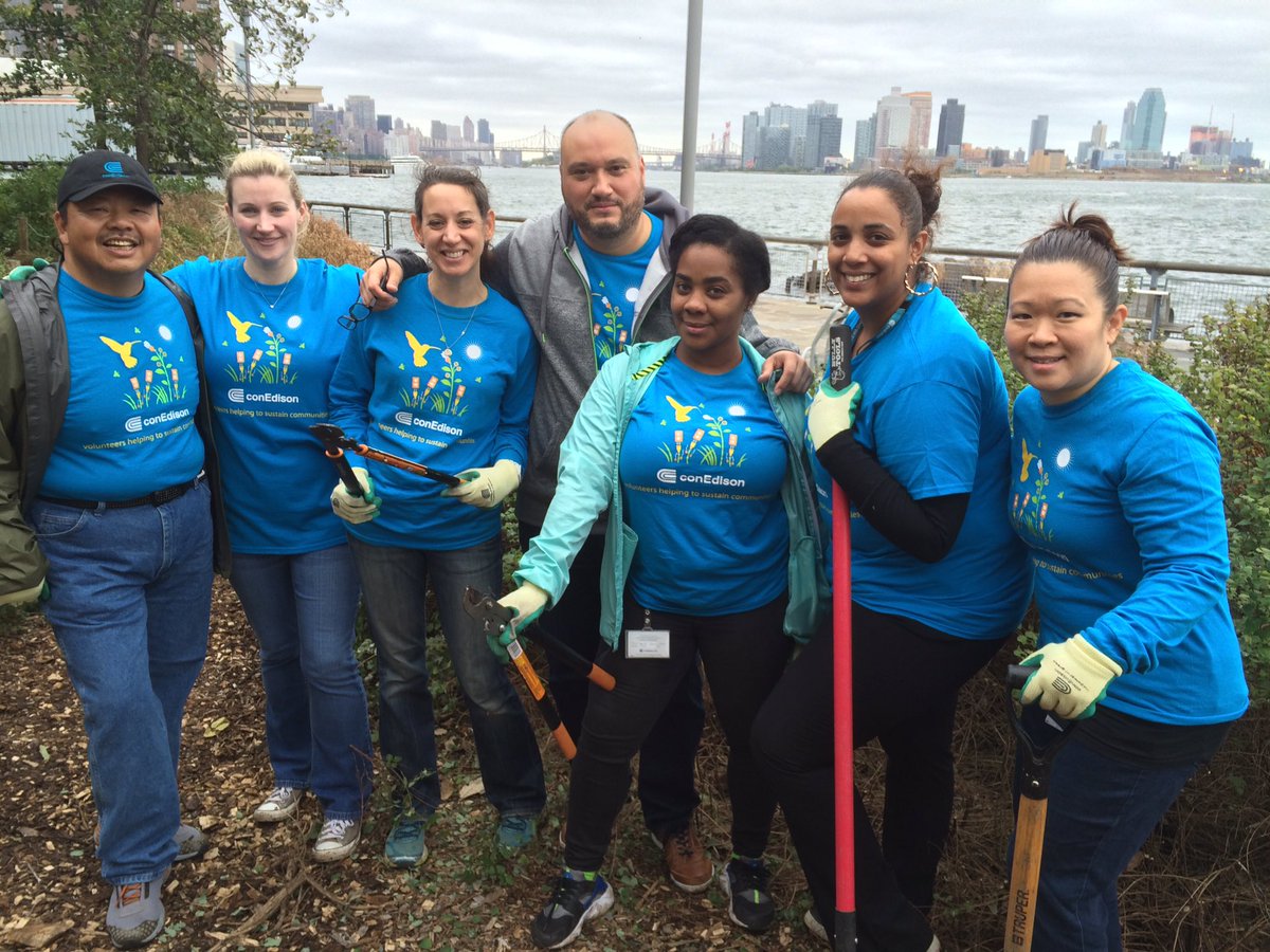 AlfonsoQuiroz's tweet photo. I'm with my @ConEdison colleagues cleaning up at #StuyvesantCovePark in #Manhattan @maurayates @lvmar @sunnydaybob @ACinelli65 #volunteer https://t.co/u6TRCjz1l0