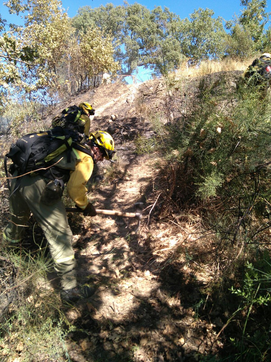 AT_Brif's tweet photo. .@brif_iglesuela en labores de remate y liquidación sobre perimetro👷🔥en incendio forestal de Candeleda #Avila #IIFF #BRIF 14:43 https://t.co/IN1Ws63MqQ
