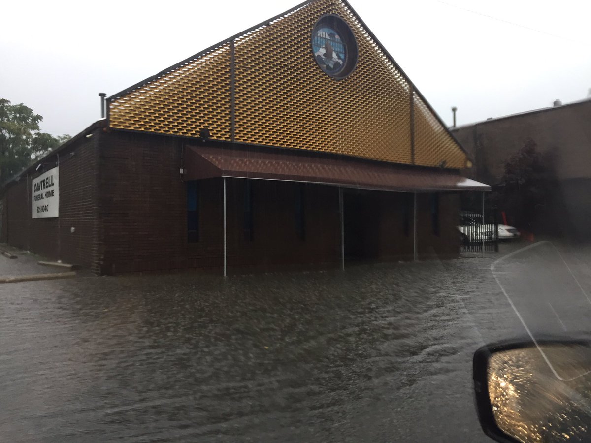 ShelleyChilders's tweet photo. Rain, rain go away! Too much rain on city streets has lots of roads flooded... This pic is from Mack Ave. &amp; Bewick. https://t.co/FuIDWjnQcw