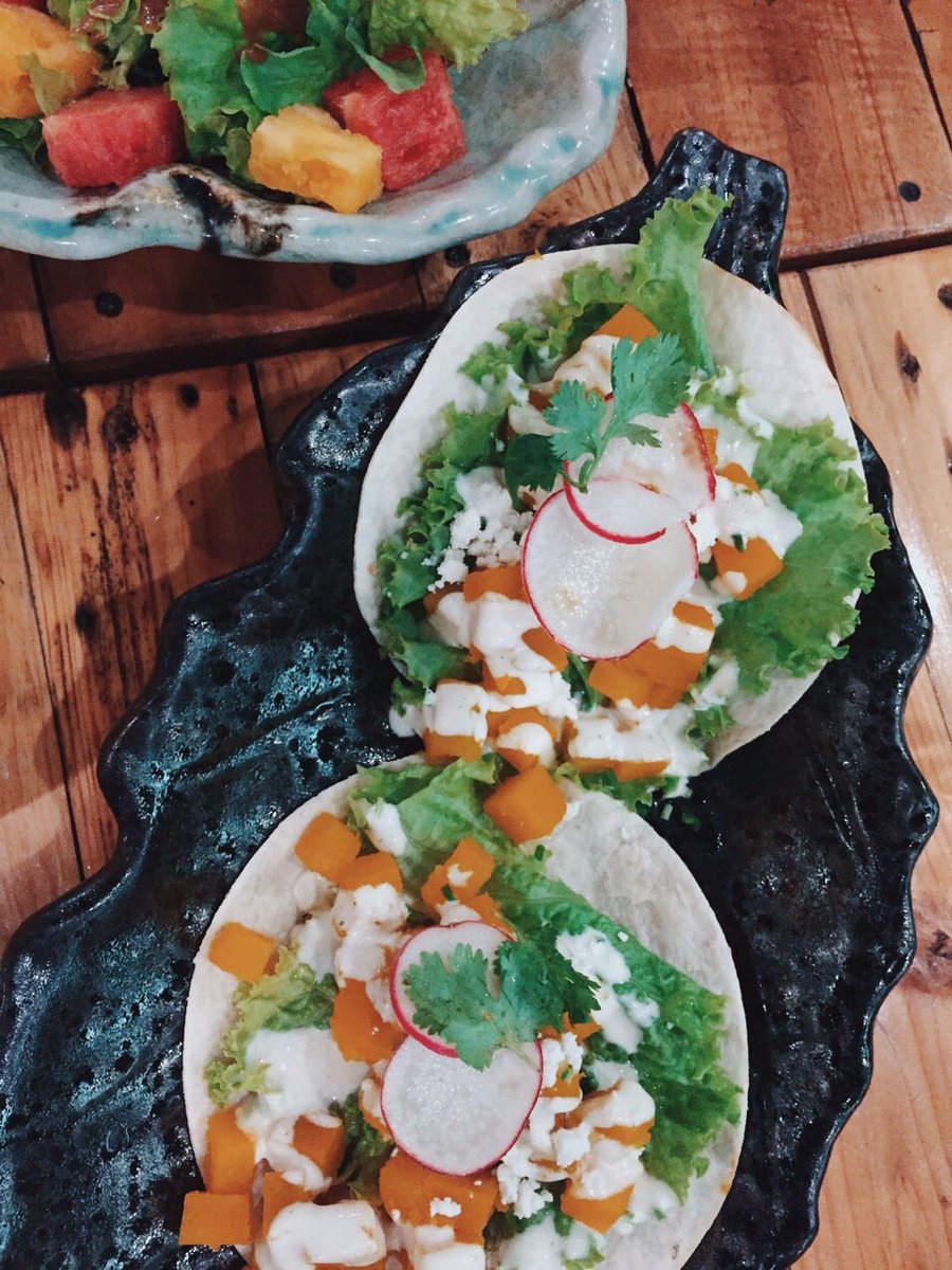 enjoyGLOBE's tweet photo. Yummy greens on this fine Thursday night! 💚 #seatsogood! 😍 #SEATSxEarthKitchen #EarthKitchenPH https://t.co/bdcJaTqLnH