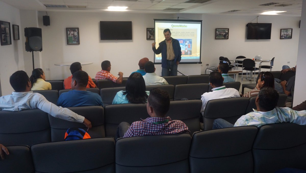 AncaDigital's tweet photo. Participantes del #DiplomadoMaiz reciben charla de recepción y almacenamiento previo al recorrido por #SilosAnca y #Demaseca https://t.co/TQU6npKjCM