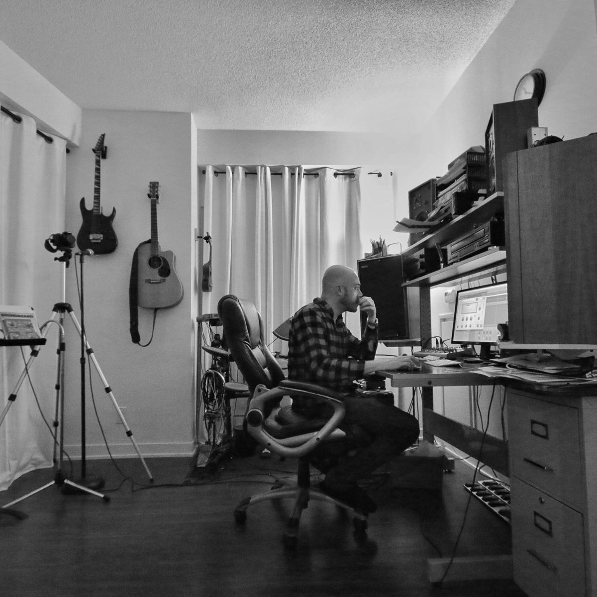 christienpaul's tweet photo. My #homestudio but everything #sold except for the #tripod, #camera, #guitars, #ukulele, #desk and #speakers #ThrowbackThursday #instorage https://t.co/nmaCbS7ma1