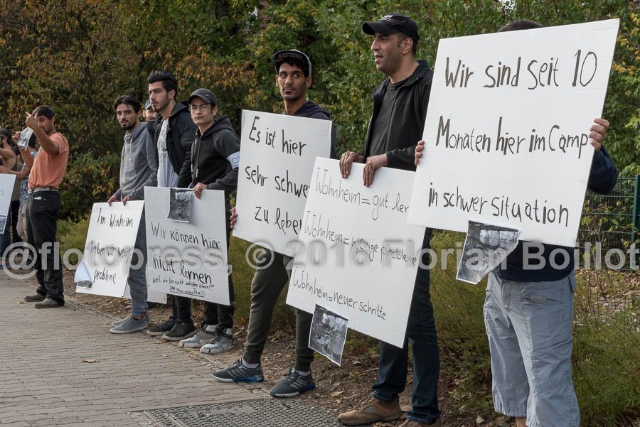 #Flüchtling-Protest gegen ihre schlechte Unterbringung in die #Treskowallee in Berlin. Teilweise seit 10 Monaten.
#RefugeesWelcome
