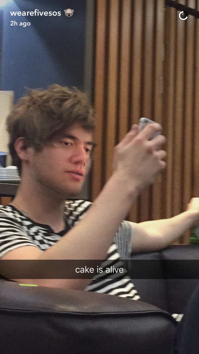 5SOStaff's tweet photo. 😂 https://t.co/GyNhzp5Jgt