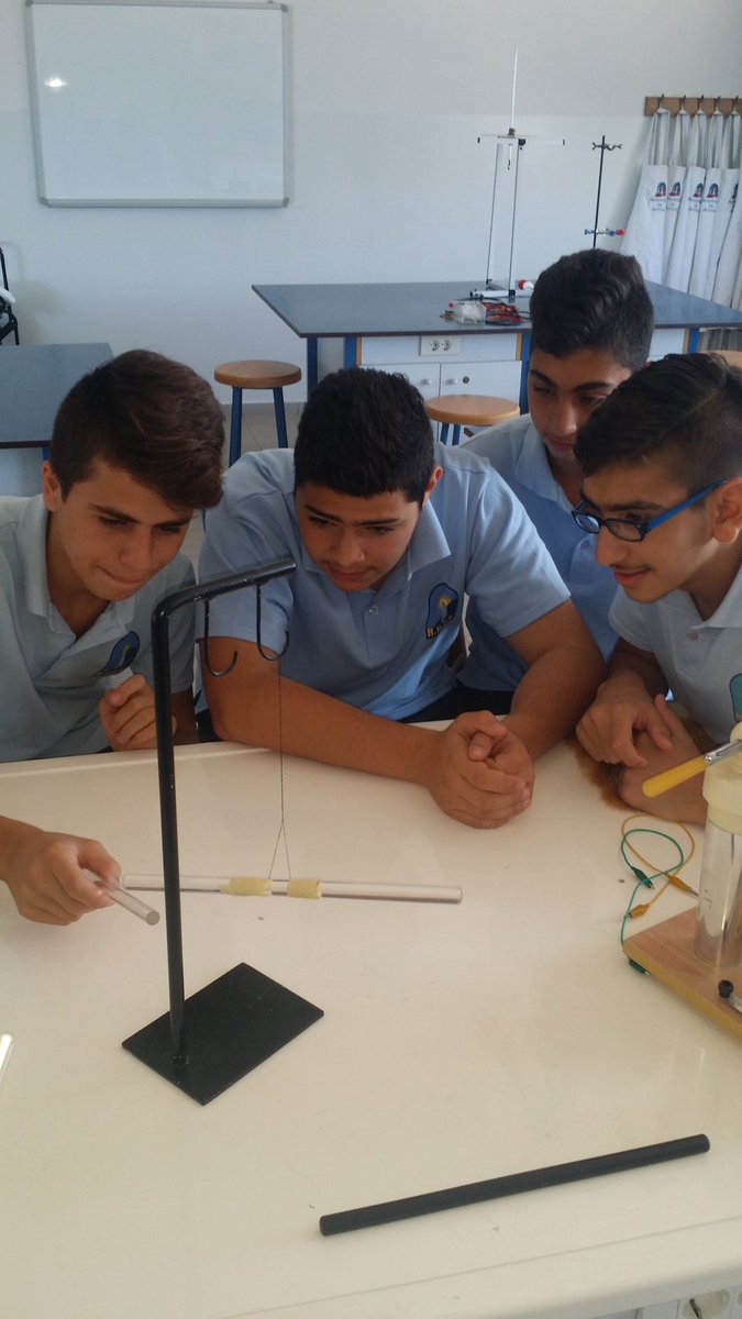 Raed_Hamadeh's tweet photo. Lsc 10 learners
#lab_session
#distinguishing between methods of charging objects @Hhhsinfo https://t.co/tQmdJHNslB