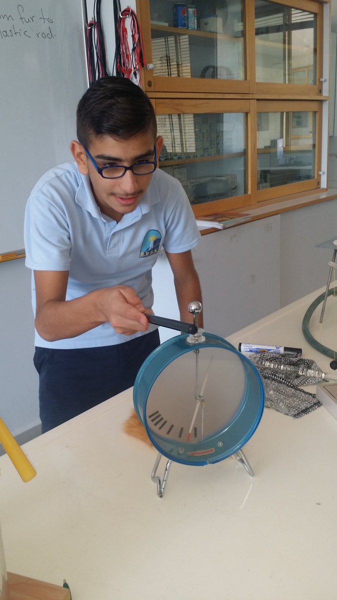 Raed_Hamadeh's tweet photo. Lsc 10 learners
#lab_session
#distinguishing between methods of charging objects @Hhhsinfo https://t.co/tQmdJHNslB