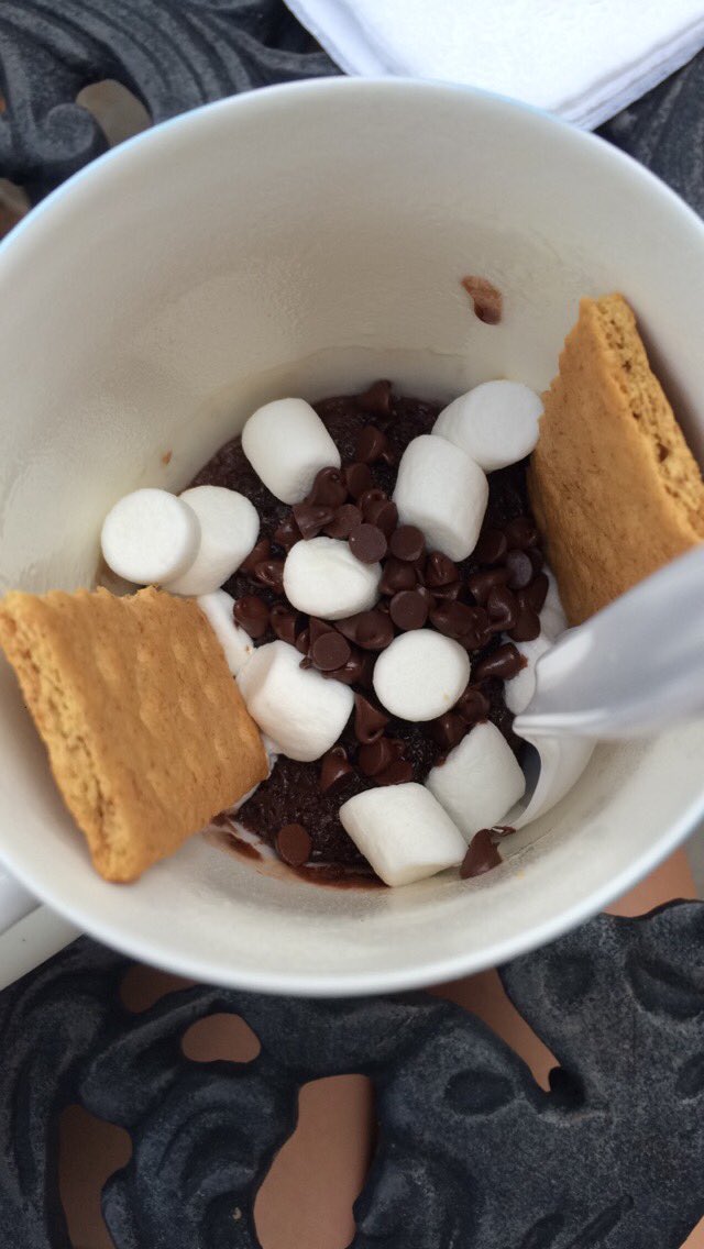 popehighYL's tweet photo. Who could use a mug brownie right about now? https://t.co/V2nbogLOZ3