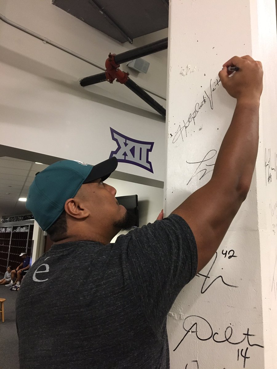 <a href="/TCU74/">Halapoulivaati</a> thanks for stopping by and signing our pro player wall in the equipment room.
