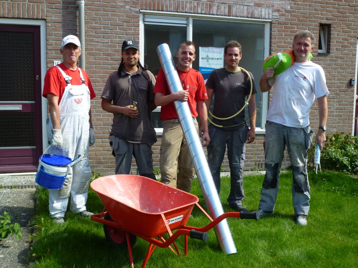 KSWmiddenFrl's tweet photo. Deze vakmannen hebben dit jaar al 80 woningen KDT verbetering opgeleverd voor @Elkien_ bedankt @comfortpartners @prostuc_r @VanWijnenGroep https://t.co/z7e4BICN6j
