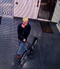 DuluthMNPolice's tweet photo. Anyone know this person? DPD is looking to speak to them regarding a theft.

https://t.co/8XEJ8zAAVQ https://t.co/TSVoiMggX9