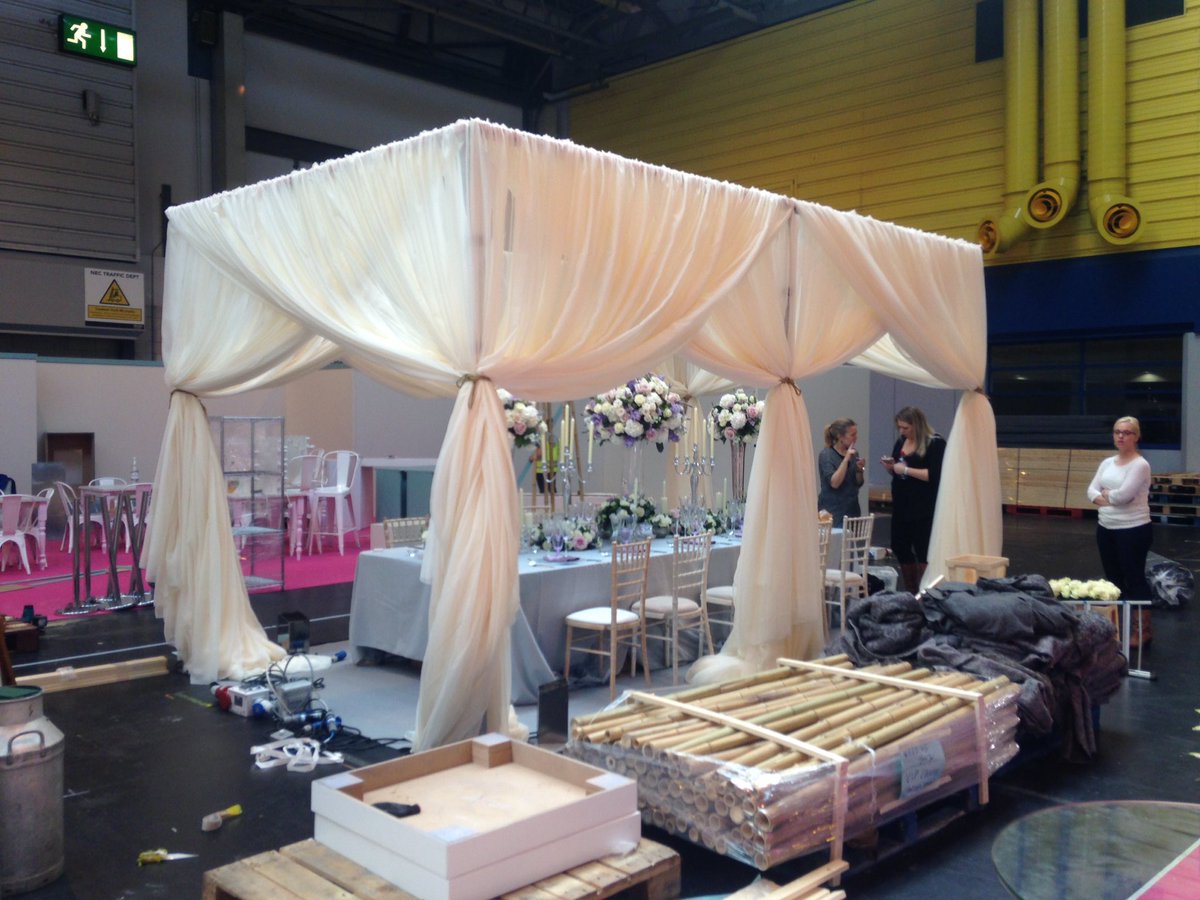 weddinghelperuk's tweet photo. Love the draping by @oasisevents for @SS_Flowers stand at @nationalwedding #Birmingham π https://t.co/UCCOcdffBe