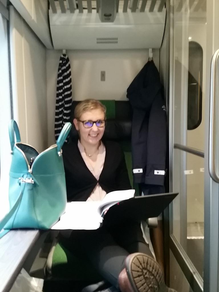 kaisa_hiltunen's tweet photo. Vaikka #HTTS2016 -konferenssi on jo ohi, niin jälkijumpat jatkuvat. Tässä kirjoitetaan juttua @Karelia_amk 'n Vasu-verkkojulkaisuun. 😊 https://t.co/JNgqtZfSoz