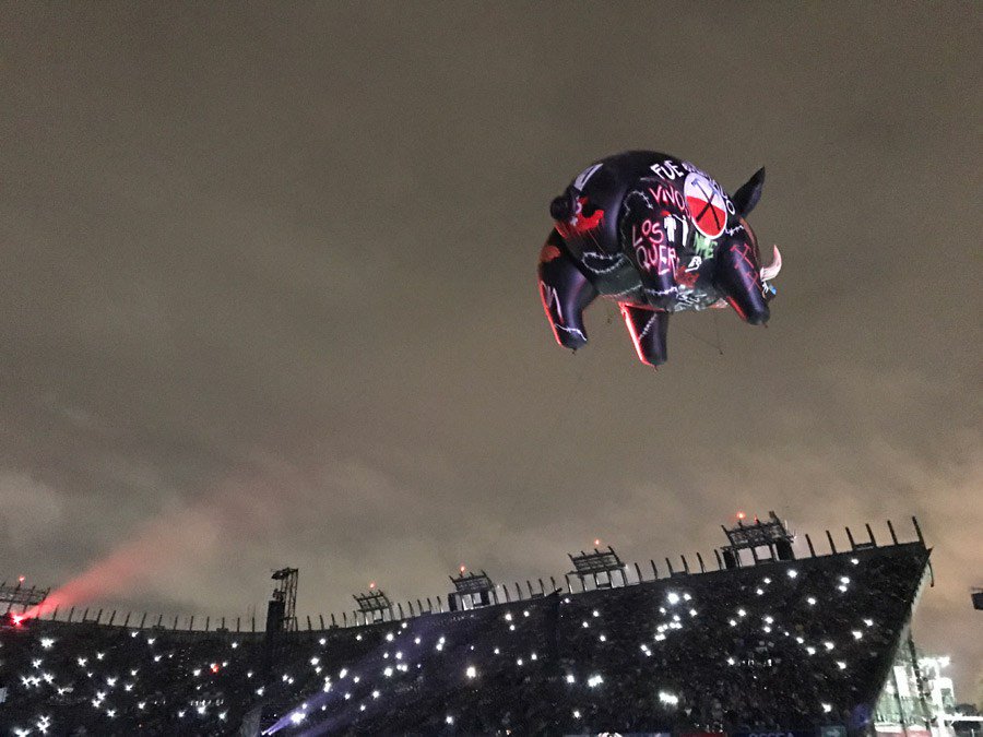 sopitas's tweet photo. Roger Waters le dio con TODO a EPN, así su contundente mensaje: https://t.co/qTpoUzH2AX #RogerWatersMx https://t.co/BuySUtTue8