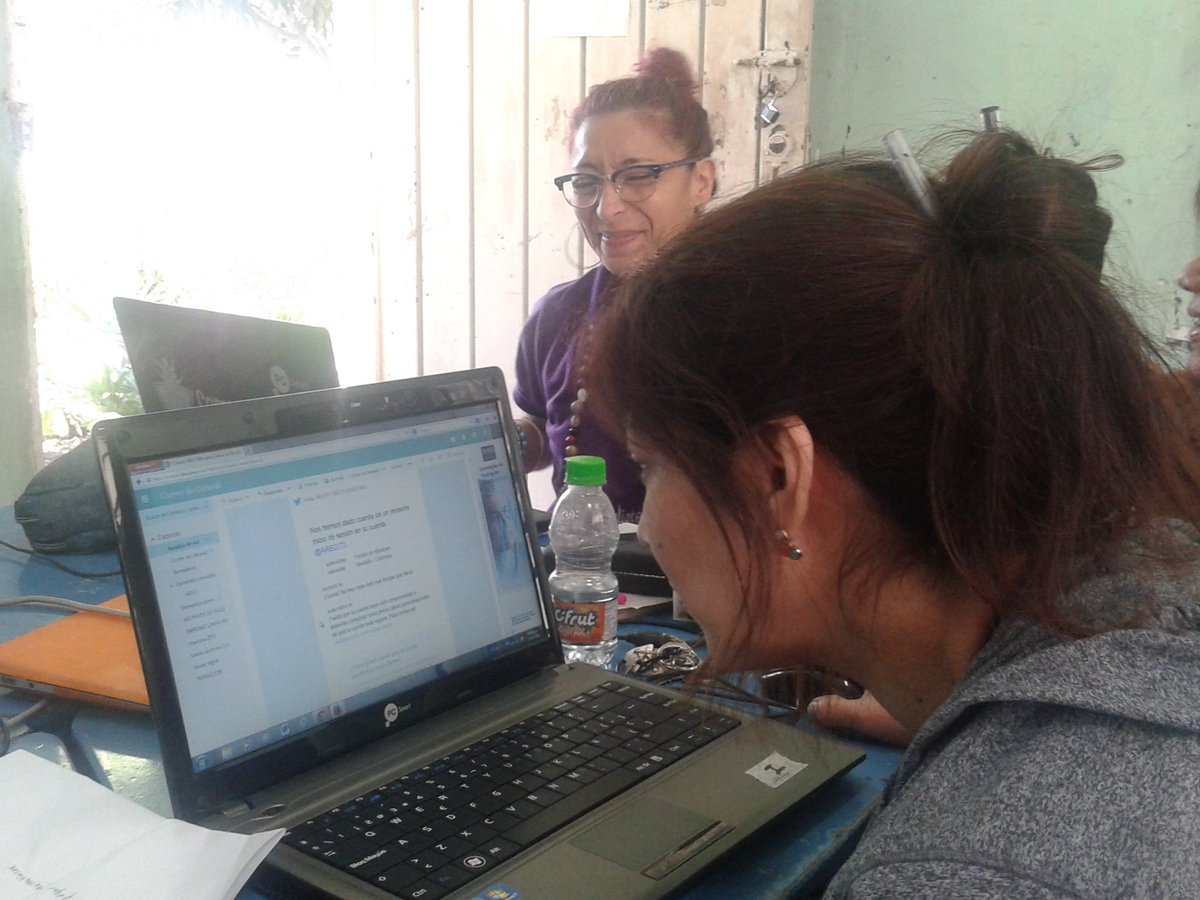 jota848's tweet photo. Reunión con mis compañeros de biblioteca escolar y nuestra tutora @LeerEsMiCuento  @Beyddy #PasateALaBe @sempalmira @LiliaIBorja @Jnarces https://t.co/sOJnKvdOjW