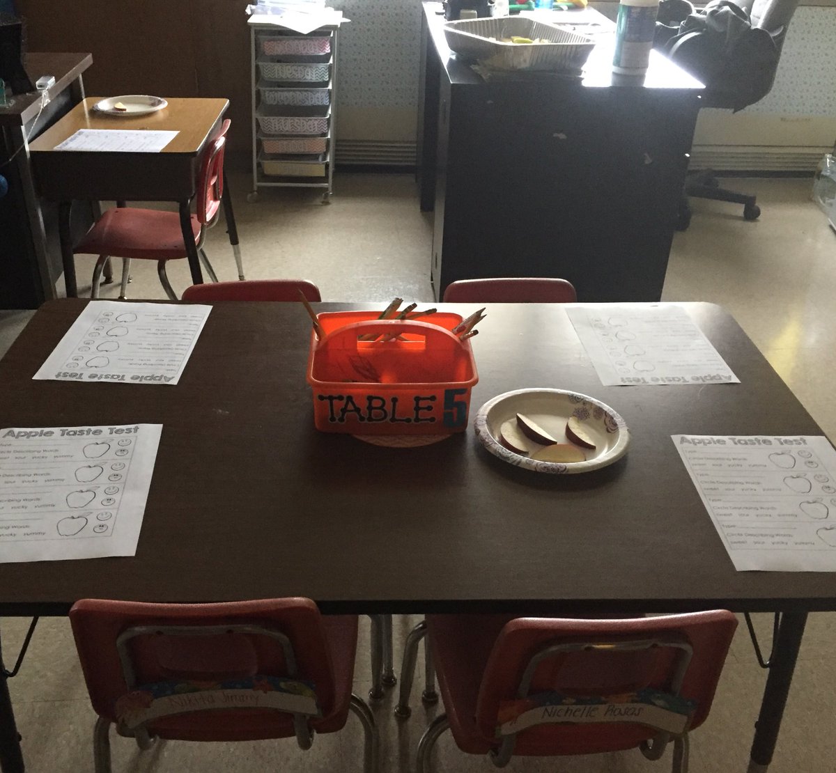 MsTricsClass's tweet photo. KB is ready for some Apple tasting! #AppleEverything #MsTricsClass ππ https://t.co/pNkFKjA6mW