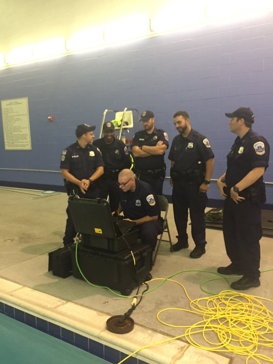 DCHarborPatrol's tweet photo. @DCPoliceDept DC Harbor Members being trained on how to use sonar for search and recovery missions https://t.co/A97iI7uDoT