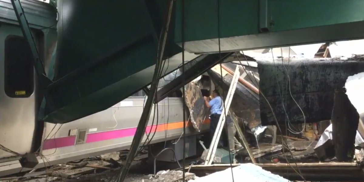 #UPDATE Report: At least 3 dead in New Jersey commuter train crash bit.ly/2dCkGdZ?utm_me… https://t.co/MT4LFu6qFp