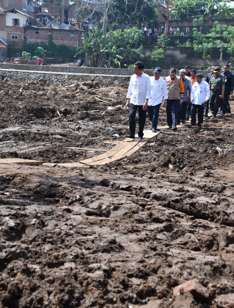 Banjir bandang di Garut karena rusaknya alam. Tindak tegas pelaku perusakan lingkungan -Jkw