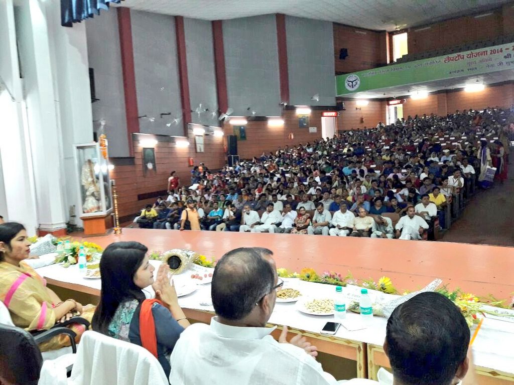 morning_herald's tweet photo. #Meerut Laptops and kanyaVidyadhan distributed to meritorious girls by #meerutdm #bchandrakala https://t.co/1PZSclxlzO