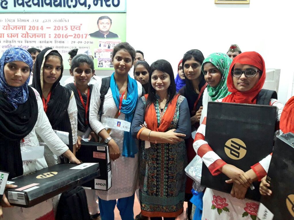 morning_herald's tweet photo. #Meerut Laptops and kanyaVidyadhan distributed to meritorious girls by #meerutdm #bchandrakala https://t.co/1PZSclxlzO