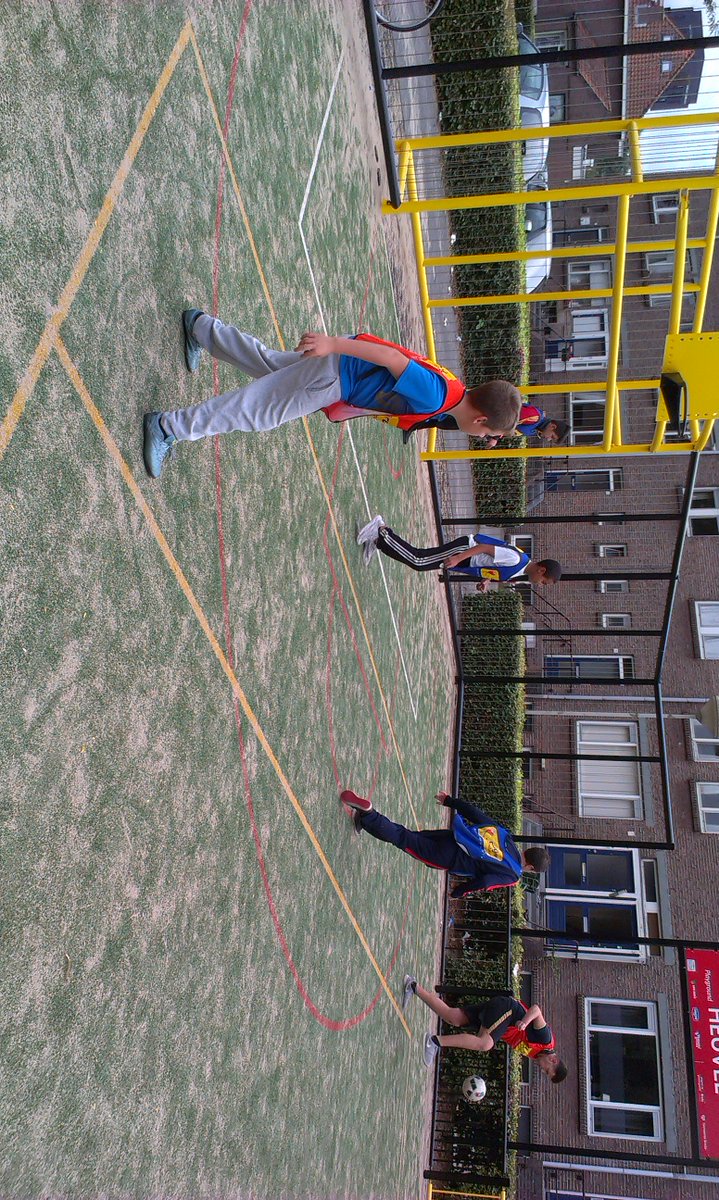 jwsurplus's tweet photo. Lekker voetballen bij het richard kraijcekveld in de heuvel. Sportieve kids hoor onder leiding van jaap. https://t.co/CoFPIhYs0L