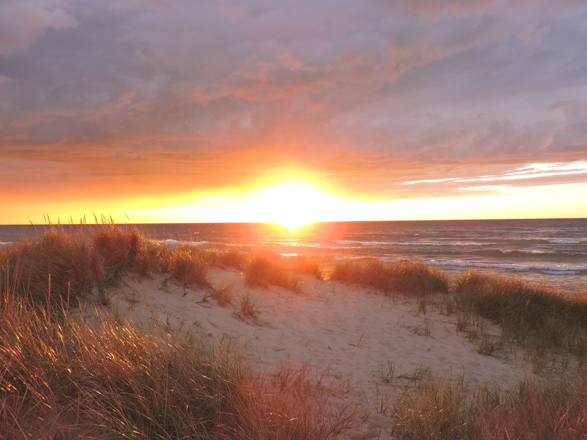 skipper99g's tweet photo. Last night's Lake Michigan sunset from Little Point Sable. 9/28/16 https://t.co/VkPGaTpWk1