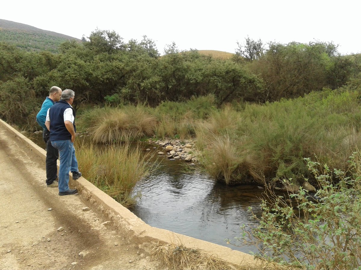 reuben_DrT's tweet image. Dave @YorkTimbers with Jan @AWARD_RSA at the #BlydeRiver monitoring points. #sass5  #riverhealthprogramme