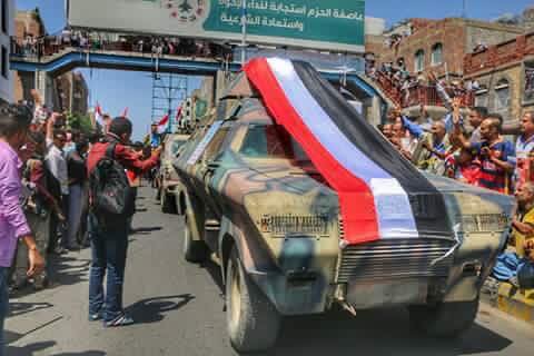 ta3zi's tweet photo. السلام عليكم 
اثبتنا للعالم اننا حق تصوير فقط 
صياح وبقبقه وتصوير 

عرض عسكري لمقاومة صورني هنا في #تعز https://t.co/cvoLftqKRb