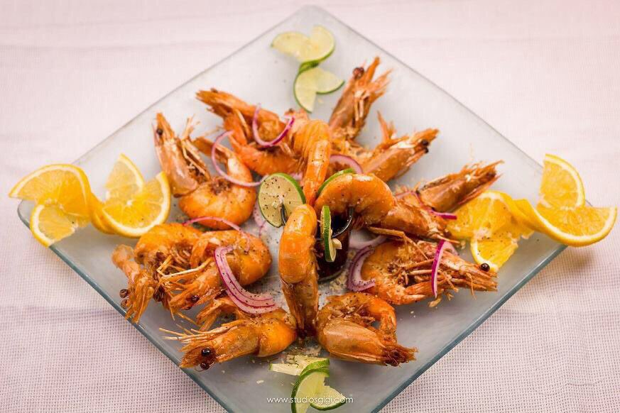 MarinaBistro's tweet image. Sumérgete en el exquisito sabor de unos #camarones cucaracha y sigue con un molcajete mar y tierra #DeliMenu 
@ParacomerMX @RestauranteCafe